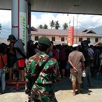 warga-palu-mengantre-18-jam-demi-bbm