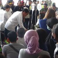 jokowi-kembali-temui-korban-gempa-palu-disambut-isak-tangis-seorang-ibu
