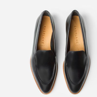 baru-tahu-angelina-jolie-suka-traveling-pakai-sepatu-murah