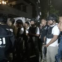 warga-penasaran-proses-penggeledahan-kediaman-ratna-sarumpaet