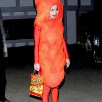 bukan-seram-selebriti-ini-malah-pakai-kostum-halloween-yang-aneh