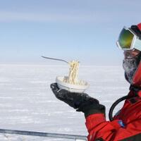ilmuwan-ini-bagi-foto-lucu-dirinya-di-antartika-dengan-suhu--80-derajat-celcius