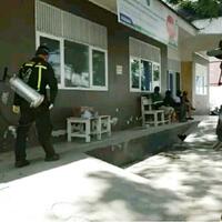 cegah-penyakit-menular-petugas-semprot-jasad-korban-gempa-palu