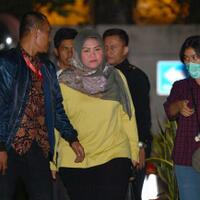 bupati-neneng-sendiri-lawan-kpk