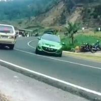 nekat-lakukan-aksi-ngedrift-di-jalan-wisata-tawangmangu-polisi-ciduk-mobilpengemudi