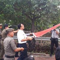 anies-segel-reklame-langgar-aturan-di-jalan-rasuna-said