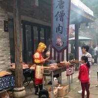 penjual-sate-pakai-cosplay-kera-sakti-warganet-ngakak-lihat-spanduk-iklannya