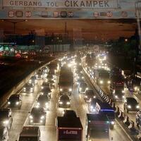 ada-penyempitan-lajur-tol-jakarta-cikampek-macet-3-km