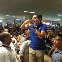 diserbu-warga-surabaya-sandiaga-naik-kursi-minta-izin-makan-dulu