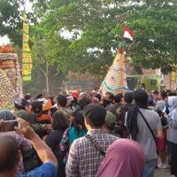 gunungan-berisi-10-ribu-bakpia-ludes-diperebutkan-di-yogyakarta