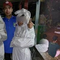 nyamar-jadi-pocong--ganggu-warga-2-remaja-iseng-ini-dihukum-tidur-di-kuburan