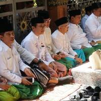 prabowo-sandiaga-napak-tilas-resolusi-jihad-ke-makam-pendiri-nu