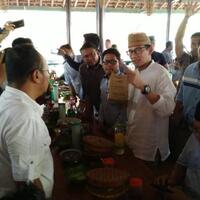 kagetnya-sandiaga-diberi-segepok-uang-oleh-mahasiswa-di-semarang