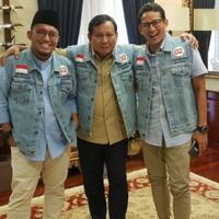 gaya-prabowo-sandi-pakai-rompi-jeans-saat-bertemu-influencer-milenial