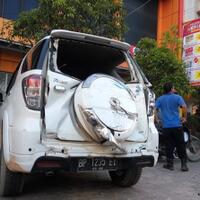 trauma-ibu-dan-anak-ngumpet-di-ruang-atm-setelah-mobilnya-ditabrak-truk