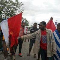 polisi-aksi-bela-bendera-tauhid-turunkan-merah-putih-sebelum-kibarkan-bendera-hti