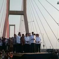 gratiskan-jembatan-suramadu-jokowi-pidato-di-atas-truk-troton