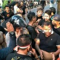 demonstran-grab--sweeping--pengemudi-di-lokasi-demo