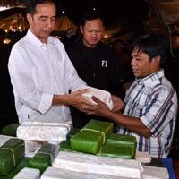 jokowi-beli-tempe-tebal-di-pasar-bogor-sandiaga-ajak-lomba-cari-ukuran-tempe