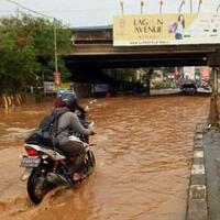 banjir-di-kolong-tol-jorr-jalan-utama-jakarta-bekasi-terputus