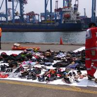 badan-lion-pk-lqp-akan-diangkat-dengan-crane-barge