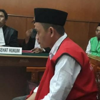 istri-baru-bangun-tidur-dipaksa-suami-threesome-di-teras-rumah
