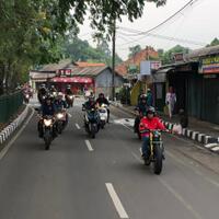 gaya-jokowi-blusukan-dengan-motor-street-tracker