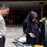 ditilang-ga-pakai-helm-mahasiswi-ini-nangis-tersedu-sedu-polwan-sampai-turun-tangan