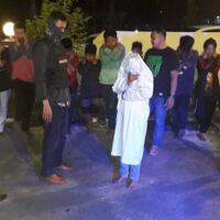 kocak-abis-diburu-polisi-12-pocong-jadi-jadian-ini-lari-tunggang-langgang