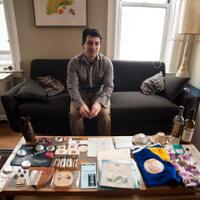 unik-pria-ini-keliling-dunia-mencari-benda-benda-yang-bertuliskan-namanya