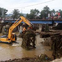 jembatan-gantung-di-padang-yang-rusak-akibat-banjir-bandang-diperbaiki