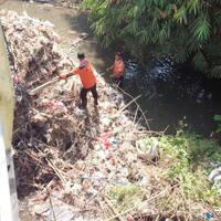 antisipasi-banjir-relawan-bencana-di-jombang-bersihkan-sungai