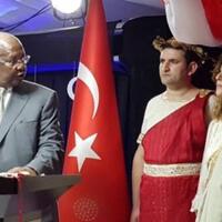 pakai-kostum-ala-yunani-kuno-duta-besar-turki-di-uganda-dipulangkan