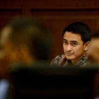 zumi-zola-dituntut-8-tahun-penjara