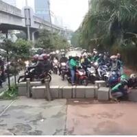 biker-bongkar-pembatas-trotoar-cara-pintas-berujung-celaka