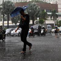 hujan-dan-petir-warnai-langit-dki-hari-ini