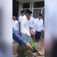 langkahi-kuburan-sandiaga-jadi-sorotan