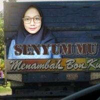 berawal-minta-tolong-edit-background-foto-cewek-ini-berakhir-jadi-15-meme-kocak