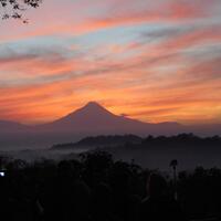 selain-punthuk-setumbu-tempat-ini-punya-pemandangan-sunrise-yang-indah-di-borobudur