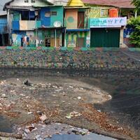 waring-kali-item-kini-bolong-bolong-jadi--tempat--sampah