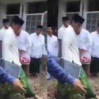 sandiaga-uno-melangkahi-makam-pendiri-nu-kh-bisri-sansuri