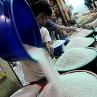 bulog-pastikan-stok-beras-aman-jelang-nataru