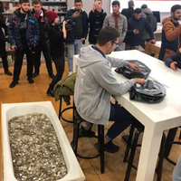 gila--pria-rusia-ini-beli-iphone-xs-pakai-koin-satu-bak-mandi