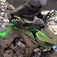 parkir-sembarangan-motor-seharga-ratusan-juta-di-buang-ke-bak-sampah