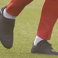 virgil-van-dijk-pake-sepatu-bola-misterius