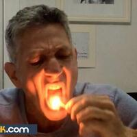 gila-rekor-baru-memadamkan-37-batang-korek-api-dengan-lidah