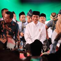 kunjungi-ponpes-di-lampung-timur-jokowi-disambut-meriah-warga