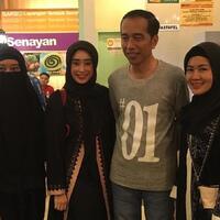 senangnya-perempuan-bercadar-yang-bisa-foto-bareng-jokowi