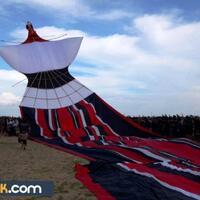 luar-biasa--layangan-terbesar-didunia-berukuran-250m-ada-di-bali-gan