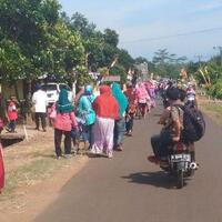 ibu-ibu-di-lampung-timur-rela-jalan-kaki-3-km-untuk-lihat-langsung-jokowi